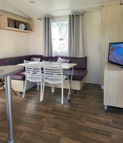 Una televisión o centro de entretenimiento en Piana