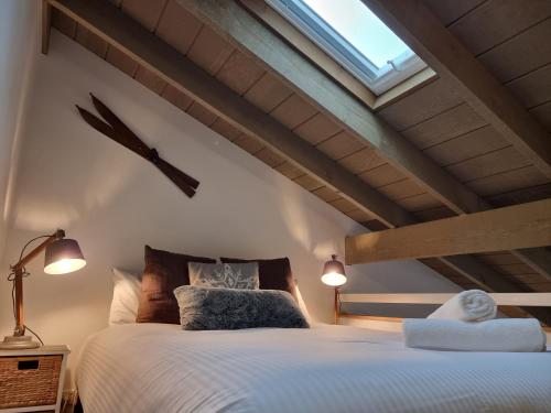 1 dormitorio con 1 cama blanca grande y ventana en CHILL-OUT - Thredbo, en Thredbo