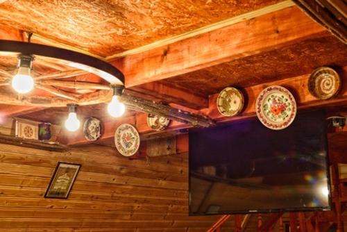 CărbuneştiにあるCatunu’ lui Emilの壁に時計がたくさんある部屋