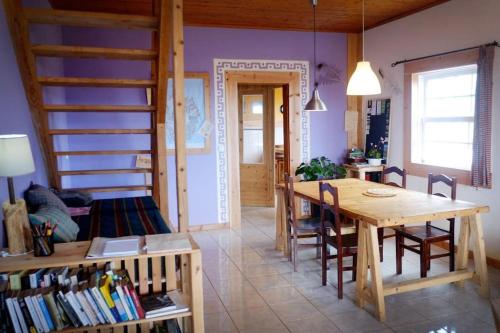 A Barraka: your cozy house in Flores! في Lajes das Flores: غرفة معيشة مع طاولة وكراسي خشبية
