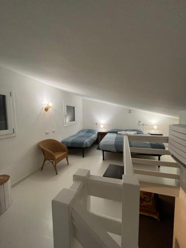 1 dormitorio con 2 camas y mesa. en Chalet del mare, en Cervia