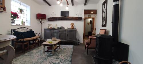 a living room with a tv and a table and chairs at Casa Odélia in Almargem do Bispo