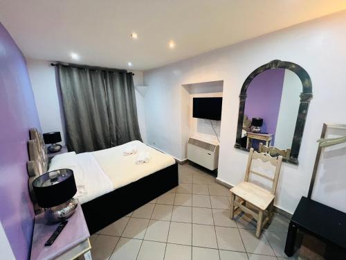 1 dormitorio con cama, silla y espejo en Appartamento Mellini, en Roma