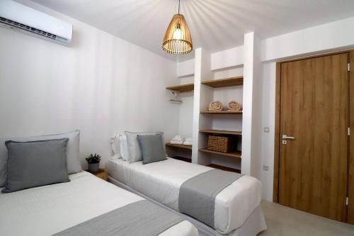 Postel nebo postele na pokoji v ubytování The Nine Graces - Agia Anna Beach Apartements