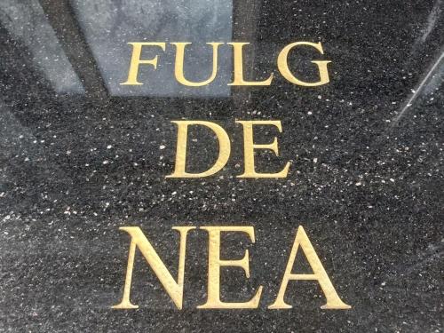 a sign that saysrue de neah on a building at FULG DE NEA in Sinaia