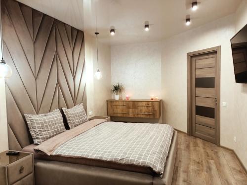 1 dormitorio con 1 cama con una pared grande en Вишуканий 1к люкс! en Khmelʼnytsʼkyy