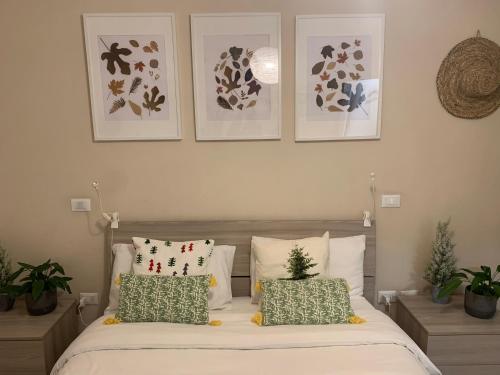 Un dormitorio con una cama con dos almohadas encima. en Igea Mare, en Bellaria-Igea Marina