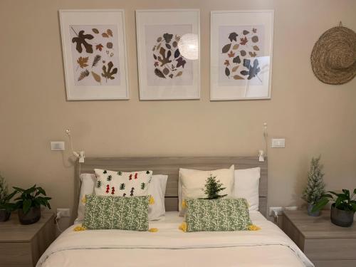 een slaapkamer met een bed met 2 kussens erop bij Igea Mare in Bellaria-Igea Marina