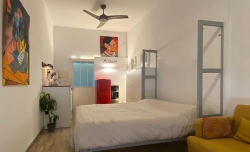 a bedroom with a bed and a ceiling fan at Sunrise Estudio Picasso, con vistas jardín y mar in Miami Platja