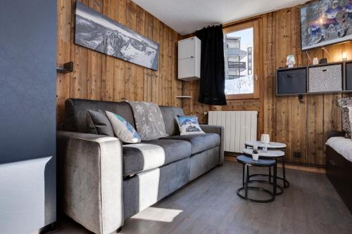 un salon avec un canapé et une table dans l'établissement Mountain Break coeur du Val Claret pieds des pistes- Tignes - Lit queen size, à Tignes
