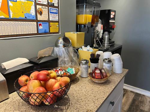 Una cocina o zona de cocina en Comfort Inn near Hearst Castle - Cambria