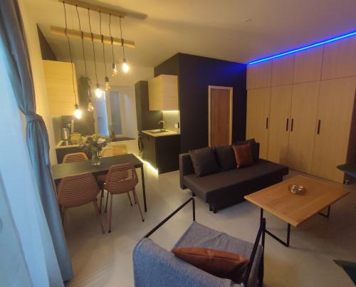- un salon avec un canapé et une table dans l'établissement Cocon Lux au centre de Voiron, à Voiron