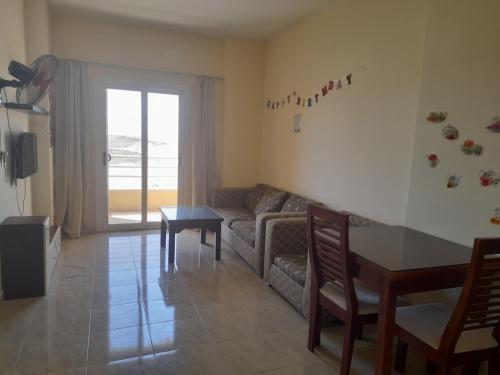 - un salon avec un canapé et une table dans l'établissement Hurghada Comfort Apartments, à Hurghada