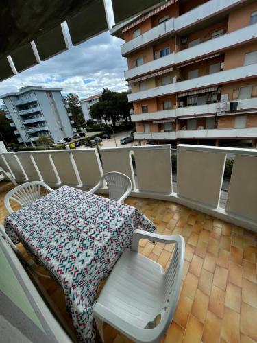 - Balcón con mesa y sillas en un edificio en APPARTAMENTO VACANZE A 300mt dal mare!, en Silvi Paese