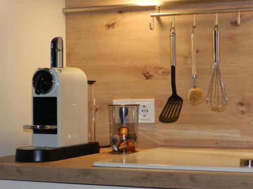 um balcão de cozinha com comodidades para preparar café e utensílios em Ferienwohnung DANUBIA em Linz
