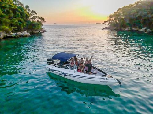 a group of people on a boat in the water at Passeios de lancha em Angra dos Reis in Angra dos Reis