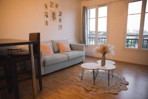 - un salon avec un canapé et une table dans l'établissement Au Reflet Du Pont, à La Rivière-Saint-Sauveur