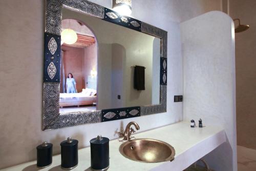 Ett badrum på Riad Dar Tiziri