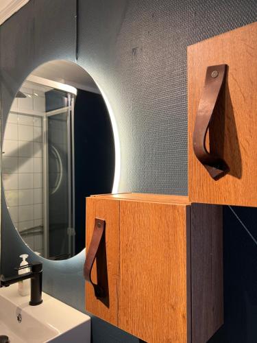 ein Badezimmer mit einem Spiegel und einem Waschbecken in der Unterkunft Fin leilighet med flott beliggenhet ski in ski out in Beitostøl