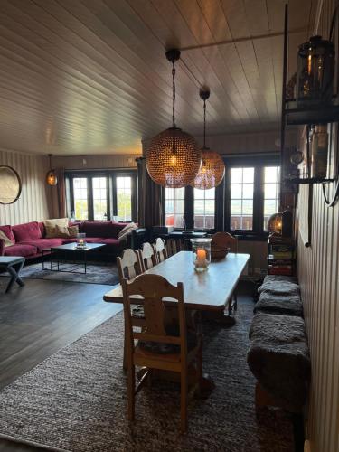 een woonkamer met een tafel en een bank bij Fin leilighet med flott beliggenhet ski in ski out in Beitostøl