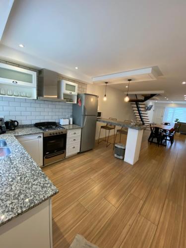 Apartamento con cocina abierta y zona de comedor. en ROMA apartamento frente al mar en Mar del Plata