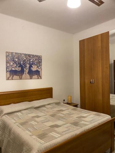 ein Schlafzimmer mit einem Bett und einem Wandgemälde in der Unterkunft Casa Andrea in Ghedi