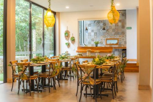 a dining room with wooden tables and chairs at Casa Hotel Bremen in Circasia