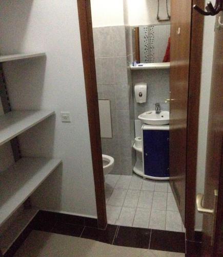 a small bathroom with a toilet and a sink at Draft ROOM in Valpovo