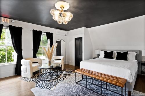 1 dormitorio con cama blanca y techo negro en The Coach House, en Salem