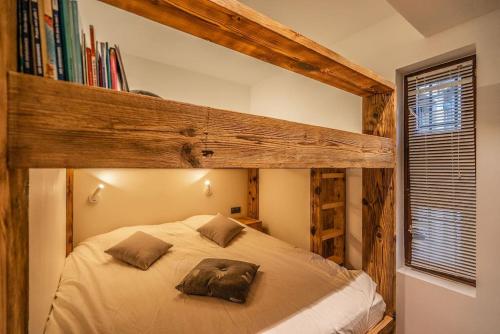a bedroom with a bed and a book shelf at Serre Chevalier Monêtier les Bains T3 jardin Appartement les Mélèzes in Le Monêtier-les-Bains