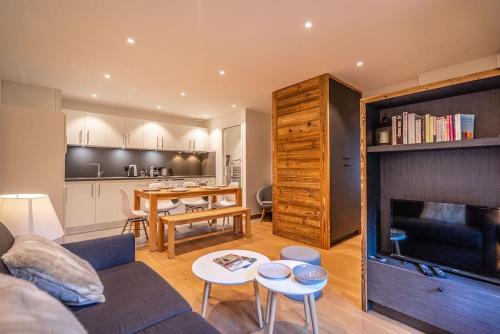 - un salon avec un canapé et une cheminée dans l'établissement Serre Chevalier Monêtier les Bains T3 jardin Appartement les Mélèzes, au Monêtier-les-Bains