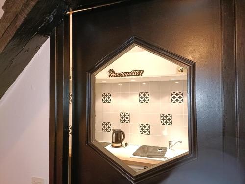 une fenêtre en verre avec un ordinateur portable sur une table dans l'établissement Le cœur du centre historique refait à neuf, à Honfleur