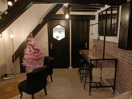 un salon avec un sapin de Noël et une table dans l'établissement Le cœur du centre historique refait à neuf, à Honfleur