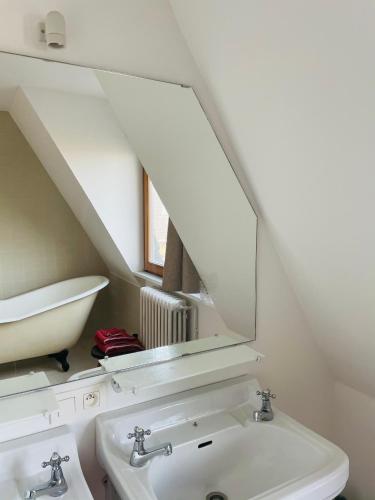 a bathroom with a sink and a mirror at Zeehuis in Koksijde