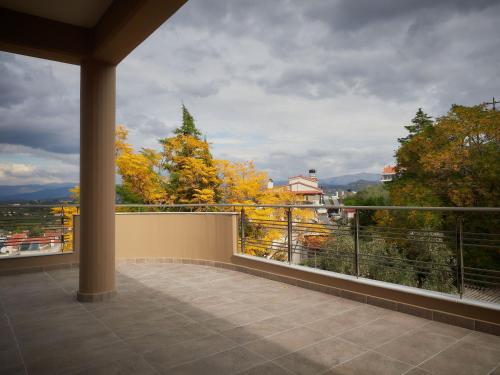 Elle comprend un balcon offrant une vue sur les arbres et les montagnes. dans l'établissement Ducato di Aria, à Nauplie