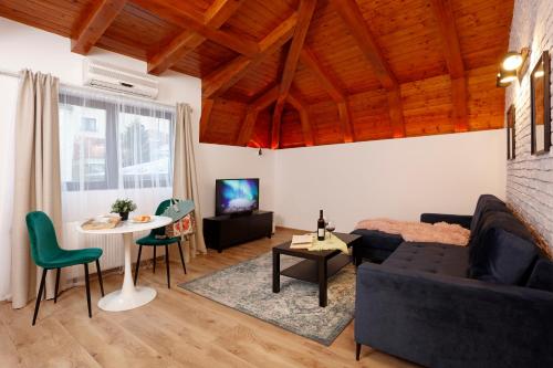 un soggiorno con un divano e un tavolo di One Love Central Cottage a Bucarest