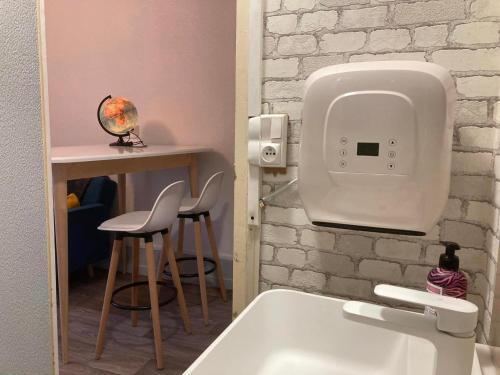 une salle de bain avec une baignoire et un lavabo dans l'établissement Le Voyageur, à Besançon