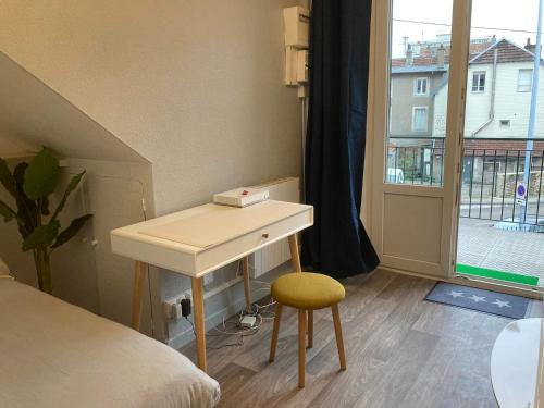 - une chambre avec un bureau, un lit et une fenêtre dans l'établissement Le Voyageur, à Besançon