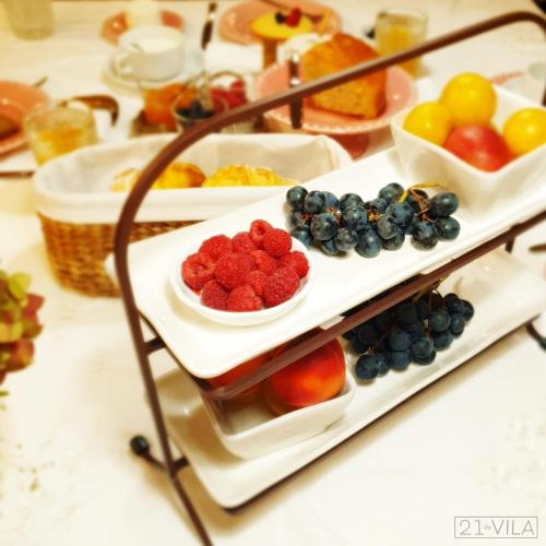 a tray filled with fruit on a table at O 21 da Vila in Seia