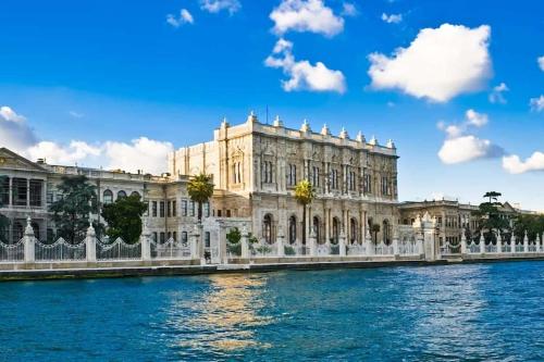 un grand bâtiment avec de l'eau en face dans l'établissement Bosphorus view in the heart of Besiktas, à Istanbul