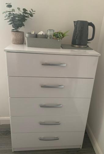 a white dresser with a blender on top of it at BYRON SQUARE COTTAGE in Hucknall