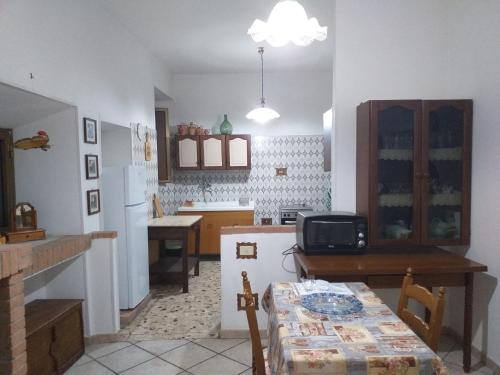 cocina con mesa y cocina con nevera en La Casa di Lina en Sezze