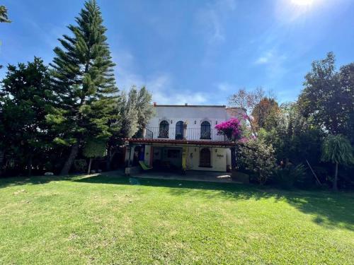 ein Haus mit einem großen Garten davor in der Unterkunft Casa Lomas Grangelo in Atlixco