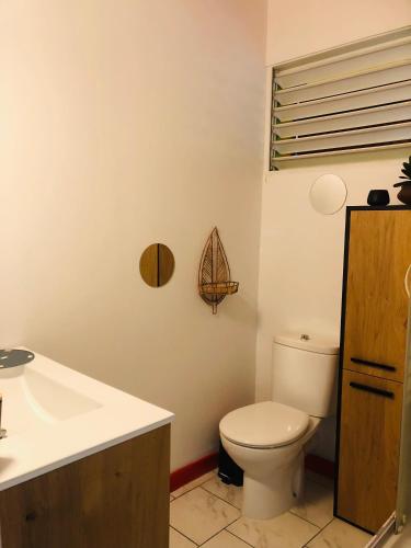 un bagno con WC e lavandino di Rêves de mer a Deshaies