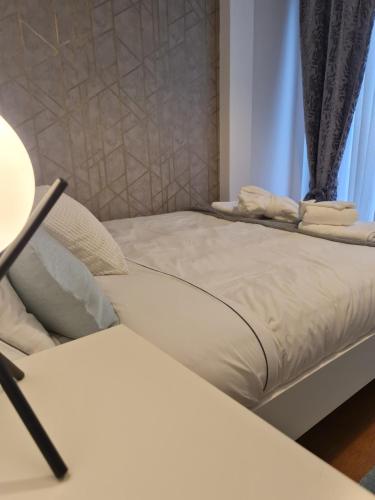 Кровать или кровати в номере Dimiant Lux Apartment