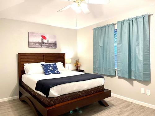 1 dormitorio con 1 cama y ventilador de techo en Central Frisco - renovated nice & cozy unit 3 bed & 2 bath - free wifi & parking, en Frisco