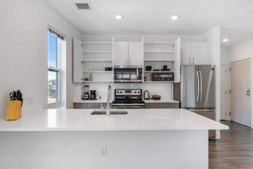 een witte keuken met een groot wit aanrecht bij Spacious sunny 2Br2Ba apartment in Boston