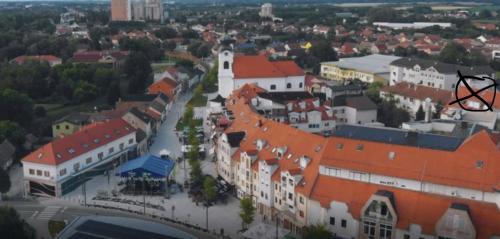 z góry widok na miasto z budynkami w obiekcie Draft ROOM w mieście Valpovo