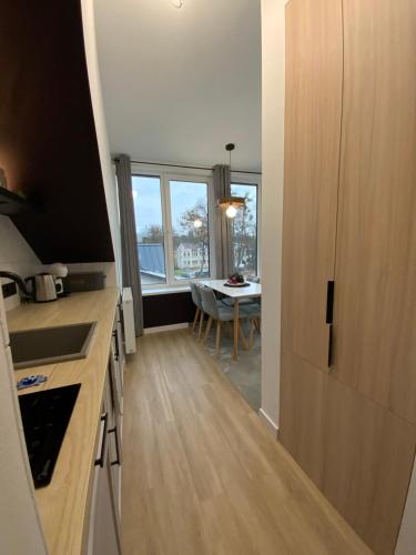 uma cozinha com uma mesa e uma sala de jantar em Salt Garden Superior double rooms em Druskininkai