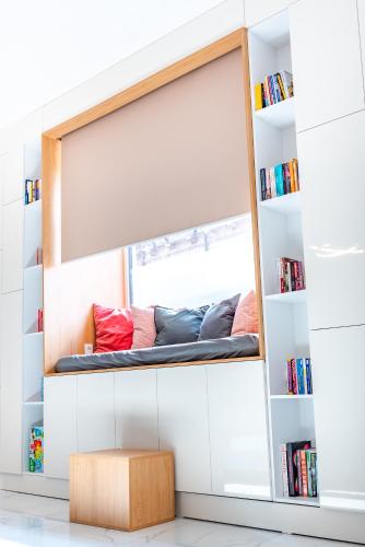 a window seat in a room with a mirror at Thome Exclusive Cuvee Turda in Turda